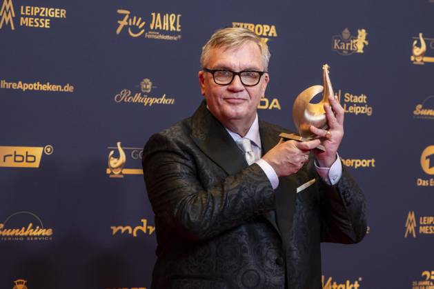 ABB GOLDEN HEN: Hape Kerkeling, winner of the Golden Hen Award, appeared on the red carpet with a hen at the 32nd Golden Hen Audience Award ceremony at the Neue Messe Leipzig on September 4, 2026, in Leipzig, Saxony, Germany