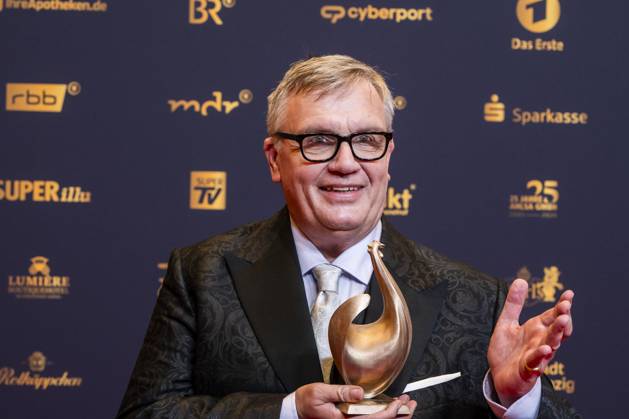 ABB GOLDEN HEN: Hape Kerkeling, winner of the Golden Hen Award, appeared on the red carpet with a hen at the 32nd Golden Hen Audience Award ceremony at the Neue Messe Leipzig on September 4, 2026, in Leipzig, Saxony, Germany
