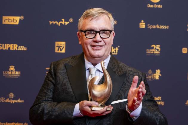 ABB GOLDEN HEN: Hape Kerkeling, winner of the Golden Hen Award, appeared on the red carpet with a hen at the 32nd Golden Hen Audience Award ceremony at the Neue Messe Leipzig on September 4, 2026, in Leipzig, Saxony, Germany