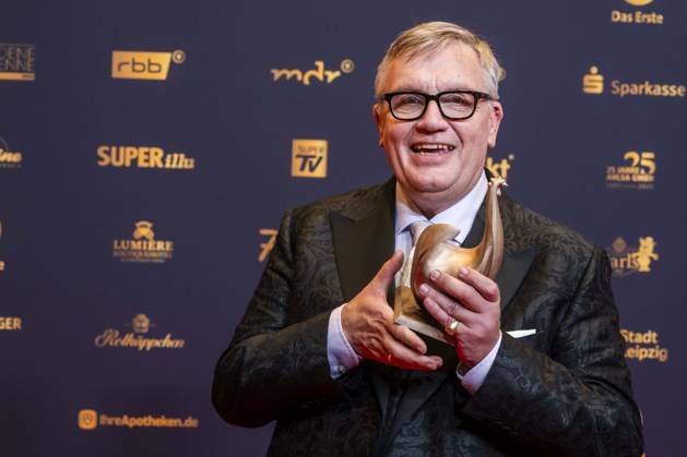 ABB GOLDEN HEN: Hape Kerkeling, winner of the Golden Hen Award, appeared on the red carpet with a hen at the 32nd Golden Hen Audience Award ceremony at the Neue Messe Leipzig on September 4, 2026, in Leipzig, Saxony, Germany