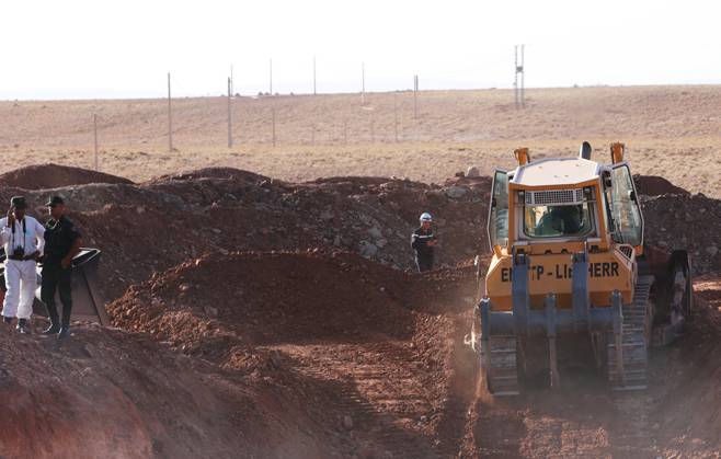 Rescue efforts continue for 10-year-old boy trapped in well in Algeria EL BAYADH, ALGERIA - SEPTEMBER 5: Rescue operations continue uninterrupted for the 4th consecutive day to save 10-year-old Ayoub Mohamed Fayid, who fell into a well at his family s farm in the town of Ghassoul in El Bayadh Province, western Algeria, on September 5, 2026. Hamza Zait Anadolu El Bayadh Algeria. Editorial use only. Please get in touch for any other usage.  Copyright: x2026xAnadoluxHamzaxZaitx