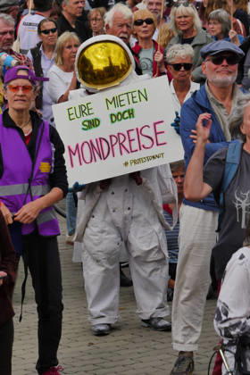 September 5, 2026, Berlin, Germany: Protest against skyrocketing rents in front of the Rotes Rathaus