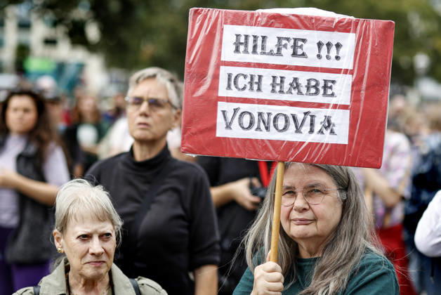 Tenants protest: A protester holding a sign that reads Help, I have Vonovia during a demonstration against high rents and displacement and in favor of expropriating housing corporations; thousands of people protested in Berlin on September 5, 2026, Berlin, Berlin, Germany