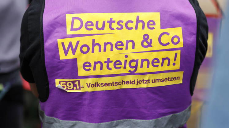 Renters Protest: A protester wearing a jacket with the slogan Expropriate Deutsche Wohnen Co. during a demonstration against high rents and gentrification and in support of the expropriation of housing companies; thousands of people protested in Berlin on September 5, 2026. Berlin, Berlin, Germany