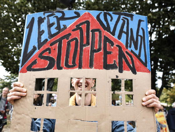 Renters demonstration: A protester holding a sign reading Stop Vacancies demonstrates against high rents and displacement and in favor of expropriating housing cooperatives; thousands of people demonstrated in Berlin on September 5, 2026, Berlin, Berlin, Germany