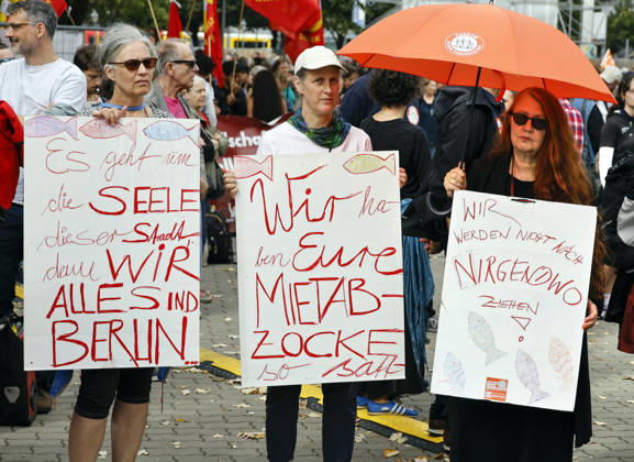 Rent Protest: Demonstrators holding signs protest against high rents and displacement and call for the expropriation of housing companies; thousands of people demonstrated in Berlin on September 5, 2026, Berlin, Berlin, Germany