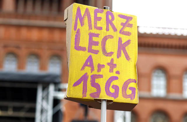 Rent Protest: A protester holding a sign reading Merz Leck Art 15GG during a demonstration against high rents and displacement and in favor of the expropriation of housing cooperatives; thousands of people protested in Berlin, September 5, 2026, Berlin, Berlin, Germany