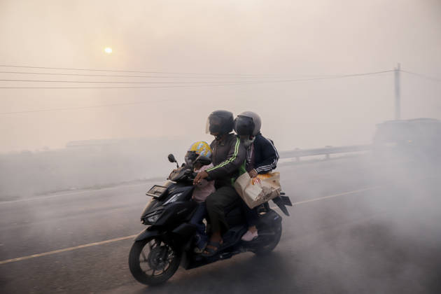 Forest and Peatland Fire in Ogan Ilir, South Sumatra A resident rides a motorcycle through the haze along the Palembang - Inderalaya Highway in South Sumatra, Indonesia, on September 5, 2026. South Sumatra Indonesia  Copyright: xSigitxPrasetyax originalFilename: prasetya-notitle260905_npSG8.jpg