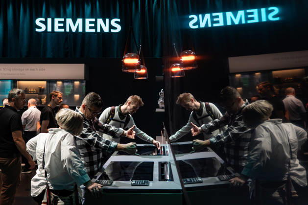 News Bilder des Tages IFA Trade Fair In Berlin People visit the Siemens booth during the IFA Consumer Electronics and Home Appliances trade fair in Berlin, Germany, on September 5, 2026. Berlin Germany  Copyright: xEmmanuelexContinix originalFilename: contini-ifatrade260905_npzhH.jpg