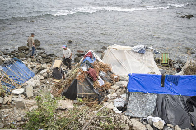 The government takes control of the port of Ceuta to provide humanitarian assistance to migrants Several migrants camped on the beach on September 5, 2026, in Ceuta, Spain. The government is taking control of the port of Ceuta to provide humanitarian assistance to migrants in tents and other spaces, as provided for in a resolution from the Ministry of Transport and Sustainable Mobility published this Saturday and reviewed by Europa Press. Specifically, the department led by Óscar Puente authorizes the Secretary of State for Migration to temporarily use an area of 16,000 square meters of public port land located in the Poniente Expansion, Phase I, within the service area of the Port of Ceuta SEPTEMBER 5, 2026 MIGRANTS IMMIGRATION HUMANITARI  Copyright: xMarcosxMorenox 7751619