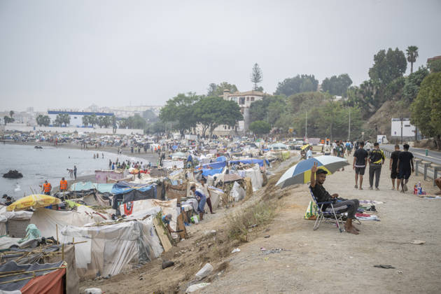 The Government Takes Control of the Port of Ceuta to Provide Humanitarian Assistance to Migrants Several migrants camped on the beach, September 5, 2026, in Ceuta, Spain. The government is taking control of the port of Ceuta to provide humanitarian assistance to migrants in tents and other spaces, as provided for in a resolution from the Ministry of Transportation and Sustainable Mobility published this Saturday and reviewed by Europa Press. Specifically, the department led by Óscar Puente authorizes the Secretary of State for Migration to temporarily use an area of 16,000 square meters of public port land located in the Poniente Expansion, Phase I, of the port of Ceuta’s service area SEPTEMBER 5, 2026 MIGRANTS IMMIGRATION HUMANITARIAN CRI  Copyright: xMarcosxMorenox 7751625