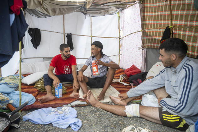 The Government Takes Control of the Port of Ceuta to Provide Humanitarian Assistance to Migrants Several migrants camped on the beach, September 5, 2026, in Ceuta, Spain. The government is taking control of the port of Ceuta to provide humanitarian assistance to migrants in tents and other spaces, as provided for in a resolution from the Ministry of Transportation and Sustainable Mobility published this Saturday and reviewed by Europa Press. Specifically, the department led by Óscar Puente authorizes the Secretary of State for Migration to temporarily use an area of 16,000 square meters of public port land located in the Poniente Expansion, Phase I, of the port of Ceuta’s service area SEPTEMBER 5, 2026 MIGRANTS IMMIGRATION HUMANITARIAN CRI  Copyright: xMarcosxMorenox 7751635