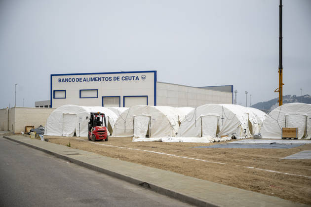 Installation of new tent shelters in Ceuta Installation of new tent shelters next to the Ceuta Food Bank, September 5, 2026, in Ceuta, Spain The government takes control of the port of Ceuta to provide humanitarian assistance to migrants in tents and other spaces, as provided for in a resolution by the Ministry of Transportation and Sustainable Mobility published this Saturday, as reported by Europa Press SEPTEMBER 5, 2026 TENT CAMP MIGRANTS IMMIGRANTS MIGRATION CRISIS HUMANITARIAN CRISIS Ceuta Ceuta, Spain  Copyright: xMarcosxMorenox 7751747