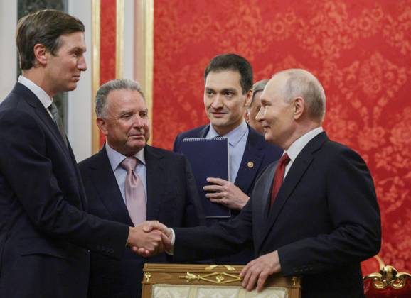 News Bilder des Tages Russia US 9237249 05.09.2026 Russian President Vladimir Putin welcomes U.S. special envoys Steve Witkoff and Jared Kushner before a meeting at the Kremlin in Moscow, Russia. Gavriil Grigorov Sputnik Moscow Russia  Copyright: xGavriilxGrigorovx