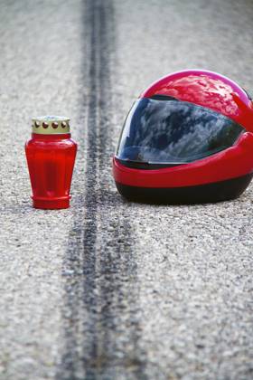 Ein Unfall mit Motorrad. Verkehrsunfall mit Bremsspur auf Straße Symbolfoto, Österreich A motorcycle accident. Traffic accident with brake lane on road symbolic photo, Austria Copyright: imageBROKER McPHOTOx xBBO iblbhj18973459.jpg ,model released, Symbolfoto ,property released