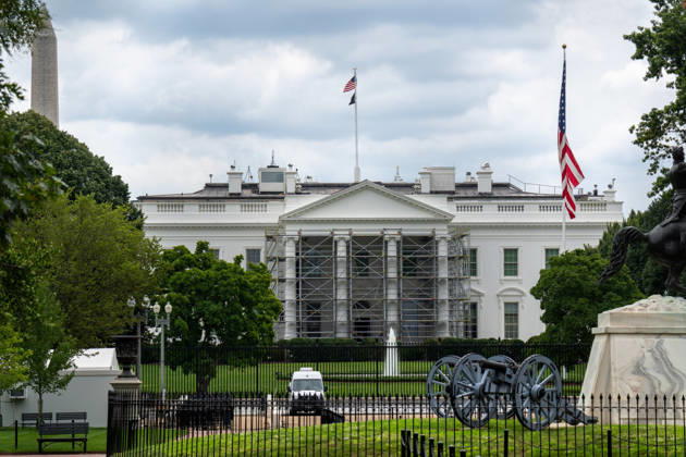 September 5, 2026, Washington, Dc, USA: Work crews are removing the tarps and scaffolding that covered the White House North Portico in Washington, D.C. on September 5, 2026. The North Portico was renovated by President Trump over the last few months with fresh paint and repairs to the floors. Washington USA  - ZUMAl312 20260905_znp_l312_001 Copyright: xAndrewxLeydenx