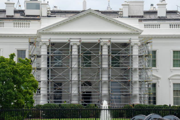 September 5, 2026, Washington, Dc, USA: Work crews are removing the tarps and scaffolding that covered the White House North Portico in Washington, D.C. on September 5, 2026. The North Portico was renovated by President Trump over the last few months with fresh paint and repairs to the floors. Washington USA  - ZUMAl312 20260905_znp_l312_002 Copyright: xAndrewxLeydenx
