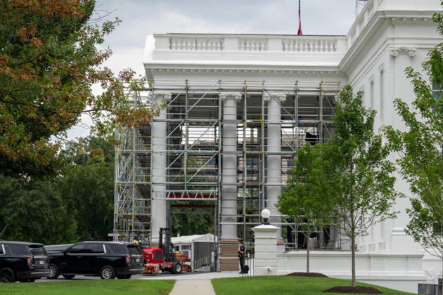 September 5, 2026, Washington, Dc, USA: Work crews are removing the tarps and scaffolding that covered the White House North Portico in Washington, D.C. on September 5, 2026. The North Portico was renovated by President Trump over the last few months with fresh paint and repairs to the floors. Washington USA  - ZUMAl312 20260905_znp_l312_005 Copyright: xAndrewxLeydenx