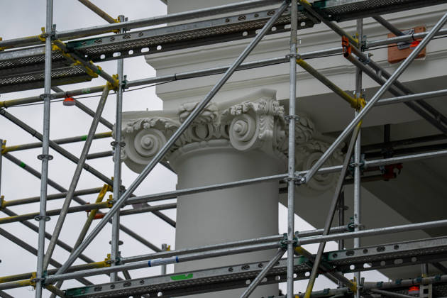 September 5, 2026, Washington, Dc, USA: Work crews are removing the tarps and scaffolding that covered the White House North Portico in Washington, D.C. on September 5, 2026. The North Portico was renovated by President Trump over the last few months with fresh paint and repairs to the floors. Washington USA  - ZUMAl312 20260905_znp_l312_008 Copyright: xAndrewxLeydenx