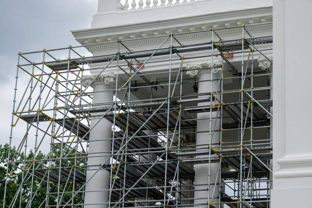 September 5, 2026, Washington, Dc, USA: Work crews are removing the tarps and scaffolding that covered the White House North Portico in Washington, D.C. on September 5, 2026. The North Portico was renovated by President Trump over the last few months with fresh paint and repairs to the floors. Washington USA  - ZUMAl312 20260905_znp_l312_009 Copyright: xAndrewxLeydenx
