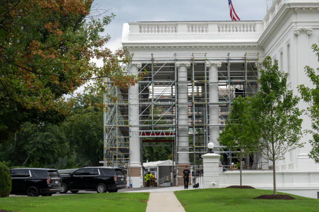 September 5, 2026, Washington, Dc, USA: Work crews are removing the tarps and scaffolding that covered the White House North Portico in Washington, D.C. on September 5, 2026. The North Portico was renovated by President Trump over the last few months with fresh paint and repairs to the floors. Washington USA  - ZUMAl312 20260905_znp_l312_010 Copyright: xAndrewxLeydenx