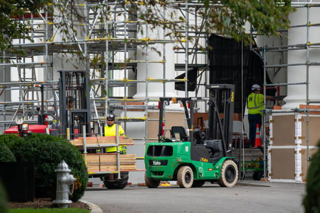 September 5, 2026, Washington, Dc, USA: Work crews are removing the tarps and scaffolding that covered the White House North Portico in Washington, D.C. on September 5, 2026. The North Portico was renovated by President Trump over the last few months with fresh paint and repairs to the floors. Washington USA  - ZUMAl312 20260905_znp_l312_011 Copyright: xAndrewxLeydenx