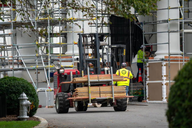 September 5, 2026, Washington, Dc, USA: Work crews are removing the tarps and scaffolding that covered the White House North Portico in Washington, D.C. on September 5, 2026. The North Portico was renovated by President Trump over the last few months with fresh paint and repairs to the floors. Washington USA  - ZUMAl312 20260905_znp_l312_012 Copyright: xAndrewxLeydenx