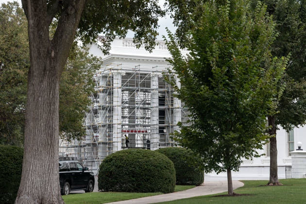 September 5, 2026, Washington, Dc, USA: Work crews are removing the tarps and scaffolding that covered the White House North Portico in Washington, D.C. on September 5, 2026. The North Portico was renovated by President Trump over the last few months with fresh paint and repairs to the floors. Washington USA  - ZUMAl312 20260905_znp_l312_015 Copyright: xAndrewxLeydenx