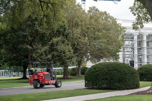 September 5, 2026, Washington, Dc, USA: Work crews are removing the tarps and scaffolding that covered the White House North Portico in Washington, D.C. on September 5, 2026. The North Portico was renovated by President Trump over the last few months with fresh paint and repairs to the floors. Washington USA  - ZUMAl312 20260905_znp_l312_016 Copyright: xAndrewxLeydenx