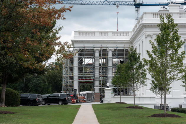 September 5, 2026, Washington, Dc, USA: Work crews are removing the tarps and scaffolding that covered the White House North Portico in Washington, D.C. on September 5, 2026. The North Portico was renovated by President Trump over the last few months with fresh paint and repairs to the floors. Washington USA  - ZUMAl312 20260905_znp_l312_017 Copyright: xAndrewxLeydenx