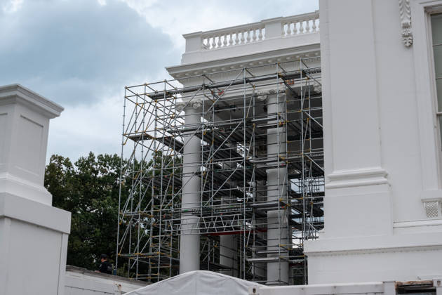September 5, 2026, Washington, Dc, USA: Work crews are removing the tarps and scaffolding that covered the White House North Portico in Washington, D.C. on September 5, 2026. The North Portico was renovated by President Trump over the last few months with fresh paint and repairs to the floors. Washington USA  - ZUMAl312 20260905_znp_l312_019 Copyright: xAndrewxLeydenx