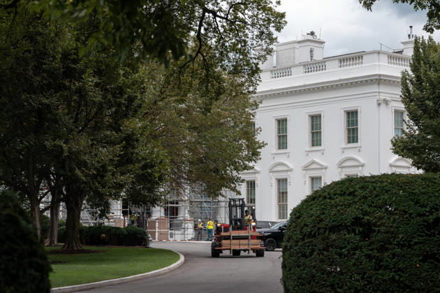September 5, 2026, Washington, Dc, USA: Work crews are removing the tarps and scaffolding that covered the White House North Portico in Washington, D.C. on September 5, 2026. The North Portico was renovated by President Trump over the last few months with fresh paint and repairs to the floors. Washington USA  - ZUMAl312 20260905_znp_l312_022 Copyright: xAndrewxLeydenx