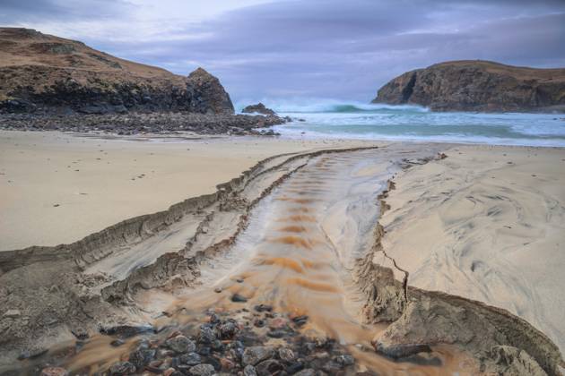 Creative Highlights World Bachläufe durchziehen den Sandstrand, während Wellen gegen Felsen prallen, Schottland, Großbritannien Stream carving patterns through sandy beach as waves crash against rocks, Scotland, United Kingdom Copyright: imageBROKER xLoredanaxDexSole ibllld18985412.jpg