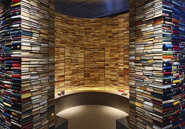 Begehbarer Turm aus Büchern, Thema Bibliothek, Forum Wissen, Göttingen, Stadt des Wissens, Niedersachsen, Deutschland Accessible tower of books, library theme, Forum Wissen, Göttingen, City of Knowledge, Lower Saxony, Germany Copyright: imageBROKER StefanxZiese iblszi18978567