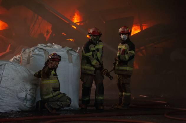 Plastic Factory Fires in Tangerang, Indonesia TANGERANG REGENCY, BANTEN, INDONESIA SEPTEMBER 6, 2026: Firefighters are extinguishing fires at a plastic factory in Balaraja, Tangerang Regency, Banten, Indonesia, on September 6, 2026. Tangerang Regency Regional Disaster Management Agency (BPBD) deployed 12 fire trucks and confirmed there were no casualties. Tangerang Indonesia Copyright: x xGabrixPerboirexWilhelminhoxRinggixSenggax xJNAxPressx
