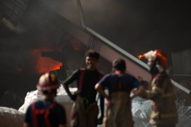 Plastic Factory Fires in Tangerang, Indonesia TANGERANG REGENCY, BANTEN, INDONESIA SEPTEMBER 6, 2026: Firefighters are extinguishing fires at a plastic factory in Balaraja, Tangerang Regency, Banten, Indonesia, on September 6, 2026. Tangerang Regency Regional Disaster Management Agency (BPBD) deployed 12 fire trucks and confirmed there were no casualties. Tangerang Indonesia Copyright: x xGabrixPerboirexWilhelminhoxRinggixSenggax xJNAxPressx