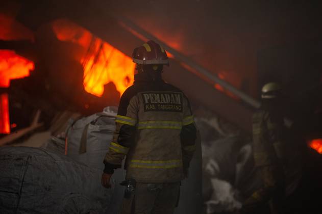 Plastic Factory Fires in Tangerang, Indonesia TANGERANG REGENCY, BANTEN, INDONESIA SEPTEMBER 6, 2026: Firefighters are extinguishing fires at a plastic factory in Balaraja, Tangerang Regency, Banten, Indonesia, on September 6, 2026. Tangerang Regency Regional Disaster Management Agency (BPBD) deployed 12 fire trucks and confirmed there were no casualties. Tangerang Indonesia Copyright: x xGabrixPerboirexWilhelminhoxRinggixSenggax xJNAxPressx