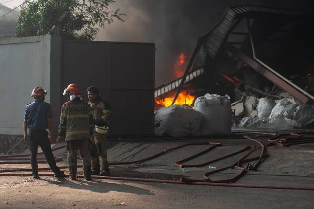 Plastic Factory Fires in Tangerang, Indonesia TANGERANG REGENCY, BANTEN, INDONESIA SEPTEMBER 6, 2026: Firefighters are extinguishing fires at a plastic factory in Balaraja, Tangerang Regency, Banten, Indonesia, on September 6, 2026. Tangerang Regency Regional Disaster Management Agency (BPBD) deployed 12 fire trucks and confirmed there were no casualties. Tangerang Indonesia Copyright: x xGabrixPerboirexWilhelminhoxRinggixSenggax xJNAxPressx