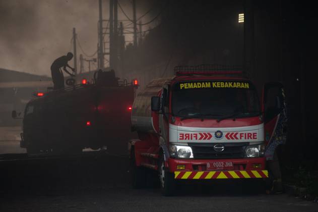 Plastic Factory Fires in Tangerang, Indonesia TANGERANG REGENCY, BANTEN, INDONESIA SEPTEMBER 6, 2026: Firefighters are extinguishing fires at a plastic factory in Balaraja, Tangerang Regency, Banten, Indonesia, on September 6, 2026. Tangerang Regency Regional Disaster Management Agency (BPBD) deployed 12 fire trucks and confirmed there were no casualties. Tangerang Indonesia Copyright: x xGabrixPerboirexWilhelminhoxRinggixSenggax xJNAxPressx