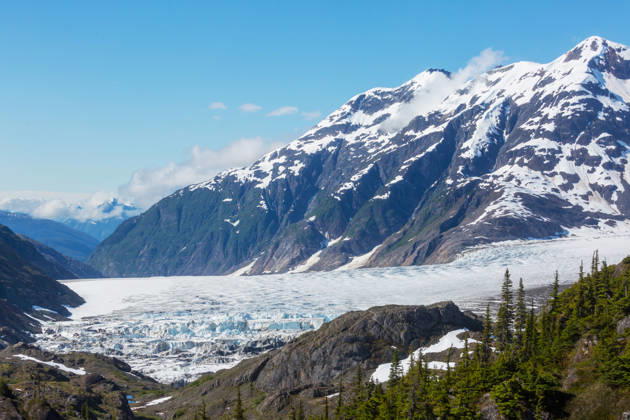 Creative Highlights World Malerische Bergansicht in den kanadischen Rockies in der Sommersaison Picturesque mountain view in the Canadian Rockies in summer season (License=RF) Copyright: xZoonar.com GalynaxAndrushkox 25530026