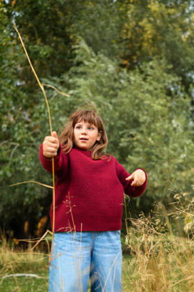 Young girl exploring nature while holding a long grass stem Kettering, England, United Kingdom CR_JNDO260826-2112884-01 ,model released, Symbolfoto ,property released