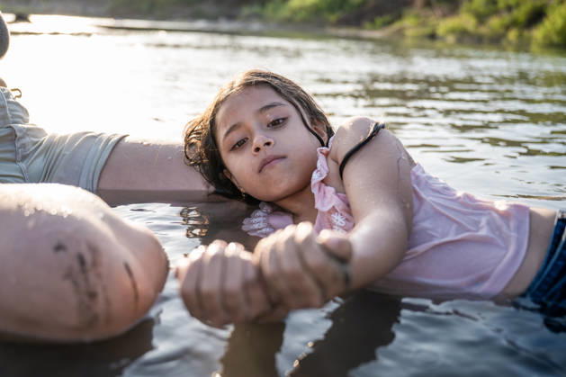 Young girl resting beside her mother in a river Reque, Lambayeque, Peru R_BILL260717-2080695-01 ,model released, Symbolfoto ,property released