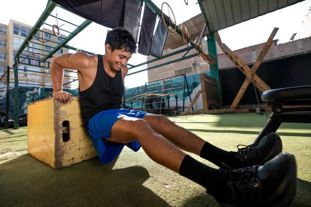 Smiling fit man doing box dips outdoors Chiclayo, Lambayeque, Peru R_BILL260805-2090656-01 ,model released, Symbolfoto ,property released