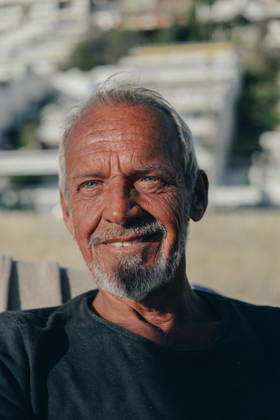 Smiling senior man with weathered skin outdoors Vina del Mar, Valparaíso, Chile R_DBHI260826BE-2110319-01 EDITORIAL USE ONLY ,model released, Symbolfoto ,property released