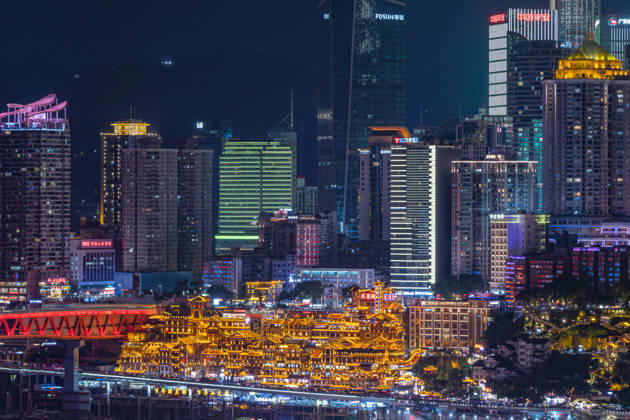 Skyline the City Chongqing with the at night illuminated Hongyadong Architekturkomplex 1127506213