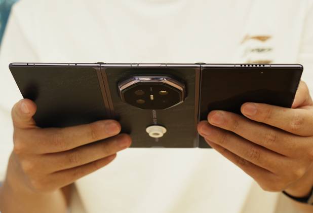 HUAWEI Mate XT 2 Smartphone A customer experiences a Huawei triple folding phone Mate XT 2 equipped with a high-performance chip Kirin 9050 Pro using logic folding technology (¦Ó law) at a Huawei store in Hangzhou, Zhejiang Province, China on September 7, 2026. Hangzhou Zhejiang China  Copyright: xCFOTOx i1788802474459