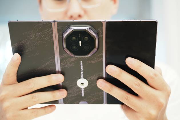 HUAWEI Mate XT 2 Smartphone A customer experiences a Huawei triple folding phone Mate XT 2 equipped with a high-performance chip Kirin 9050 Pro using logic folding technology (¦Ó law) at a Huawei store in Hangzhou, Zhejiang Province, China on September 7, 2026. Hangzhou Zhejiang China  Copyright: xCFOTOx i1788802474598