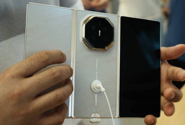HUAWEI Mate XT 2 Smartphone A customer experiences a Huawei triple folding phone Mate XT 2 equipped with a high-performance chip Kirin 9050 Pro using logic folding technology (¦Ó law) at a Huawei store in Hangzhou, Zhejiang Province, China on September 7, 2026. Hangzhou Zhejiang China  Copyright: xCFOTOx i1788802475384