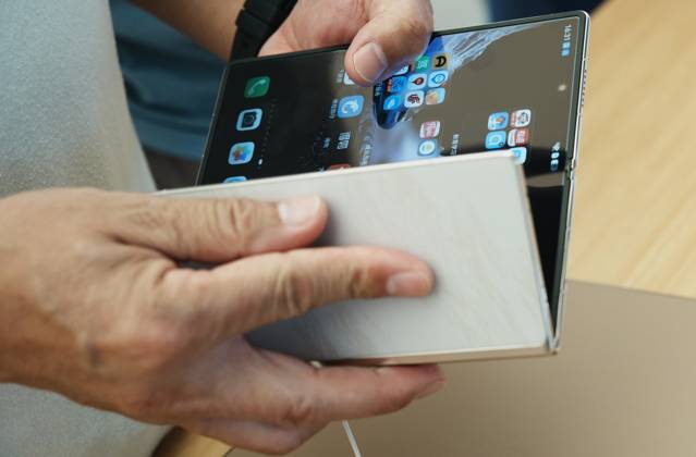 HUAWEI Mate XT 2 Smartphone A customer experiences a Huawei triple folding phone Mate XT 2 equipped with a high-performance chip Kirin 9050 Pro using logic folding technology (¦Ó law) at a Huawei store in Hangzhou, Zhejiang Province, China on September 7, 2026. Hangzhou Zhejiang China  Copyright: xCFOTOx i1788802475523