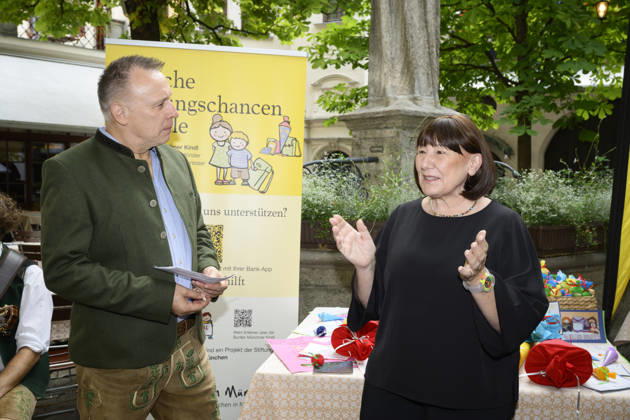 From left: Tobias Ranzinger and Petra Reiter. Official kickoff of the school bag collection drive for the Bunte Münchner Kindl at the Hofbräuhaus, Munich, September 7, 2026